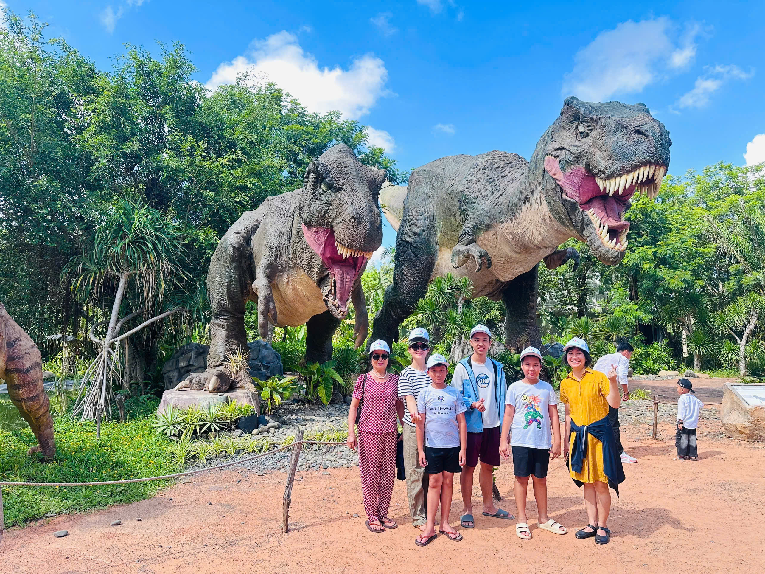 Du khách tham quan Công viên khủng long Phan Thiết 