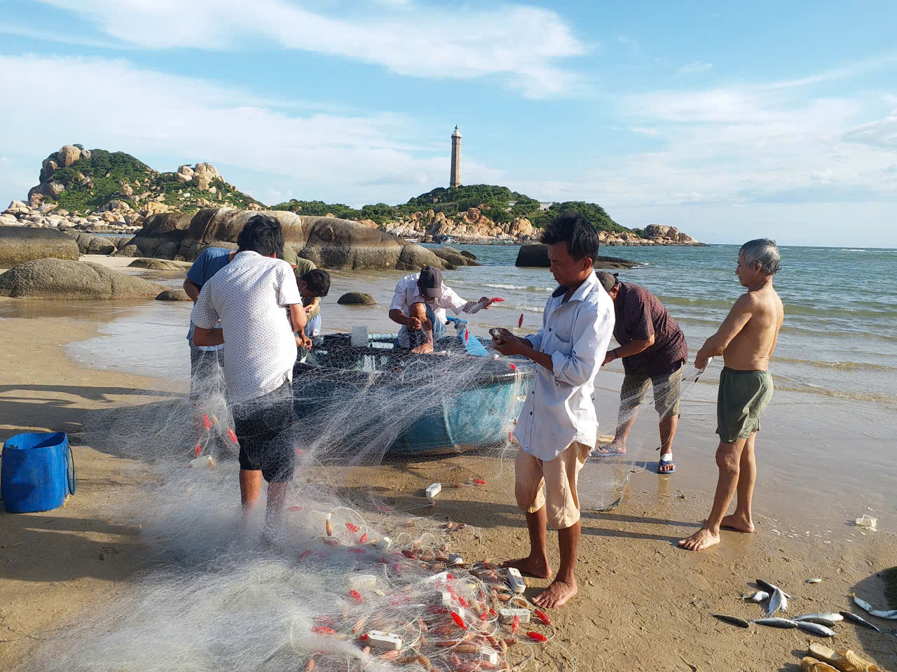 Du khách trải nghiệm kéo cá 